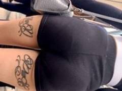 ショートパンツでパンティライン丸出し美女