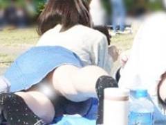 公園パンチラ19 人混みのお花見の中で何度もパンチラしちゃった女大生