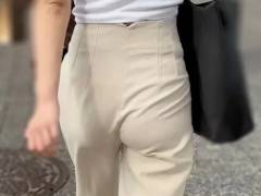 《流石のハイウエストパンツ！美人セレブOLの腰振り尻振り 》