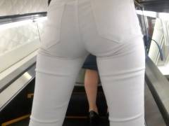 造形美のような白パン肉尻美女
