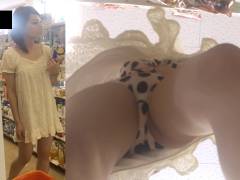 コンビニで可愛い女の子の丸見え股下パンチラ・ブラチラ動画