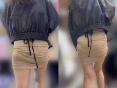 うっすらとパンティラインの見えるタイトスカーァ?女
