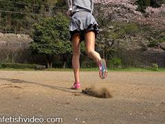 靴で土を跳ね上げるフェチ動画f886