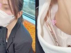 [電車胸チラ]えっ！芸能人？美し過ぎるOLのリクスーから零れる巨乳と揺れる乳首！