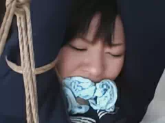 抵抗虚しく無理やりチ○ポを咥えさせられ、口に出されてしまう…