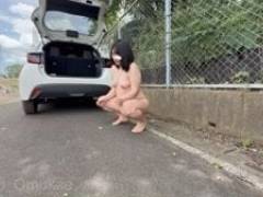 真昼間の田舎道で全裸野外露出ガンハメ