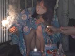 公園パンチラ２４　夏の終わり・・・お祭り花火パンチラ、と思ったら浴衣から乳首がぽろっと・・・