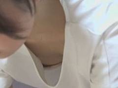 白ブラ白Tシャツに映える漆黒乳首が眩しい授乳期ママさん胸チラ盗撮