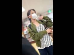 胸チラ動画08 雑貨屋/若ママさん遭遇！窃視に気づかずぷっくり乳首まで激写！
