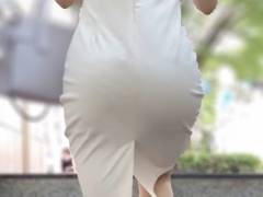 《ぴちぴちワンピースは歩くのが大変そうだ！》