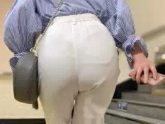《パツパツに張った白パンツ！小走りが可愛らしい丸見えPラインモデル》