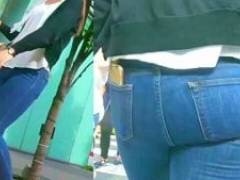 セクシーなプリっとお尻がスキニーデニムでアピールする長拭＂人お姉さん