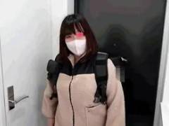 Gカップ配達員にお触り交渉/玄関で柔らかすぎ爆乳を揉みまくり【巨乳/パンチラ/乳首】