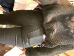 スキニーパンツからパンティラインがくっきりな美女