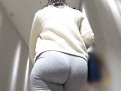 【バケットハットお姉さんの街歩き?】手の隙間に優しくまとわりつく尻肉超贅沢な形状記憶・低反発デカ尻！