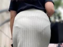 《意外と見せたがり！？もはや下着で歩いているような上品なモデル》