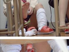 52激ミニ青チェの階段パンチラ＆机に腰掛けガードゆるゆる談笑パンチラ