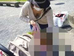 公園ガバガバの胸元から乳首を晒す妻