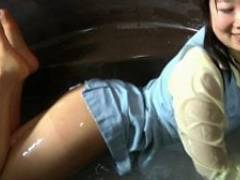 着衣ストッキングでシャワー＆ローションまみれ しおりちゃん