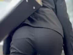 《フレッシュ感抜群！新品スーツでお尻をモッコリさせる》