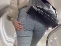 《パンパンでムニュムニュ！上玉美女の美巨尻浮かび上がるタイトデニム》