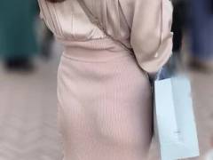 《気持ち良さそうな尻だ！歩くたびに浮かび上がる肉尻がエロすぎる》