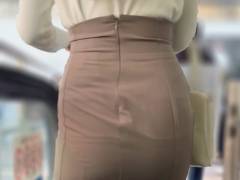 《とても良いお尻！下半身に張り付くマーメイドスカート姿の美女》