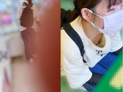胸チラ動画10 UFOキャッチャーに夢中なママのTシャツから濃いピンク乳首が丸見え！
