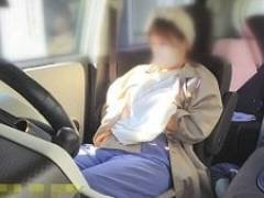 公民館前の駐車場でオナニーしてた変態妻