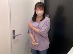 女性配達員?芋系女子大生に脱衣交渉。全裸で配達リュックを背負わせオッパイ揉み交渉
