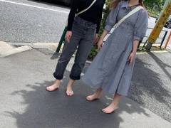 第75弾！裸足で街中を歩く女性2人組 その1