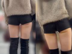 ショートパンツからハミ出た下尻がセクシーなお姉さん