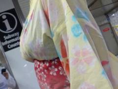 天然爆乳ギャルの浴衣からはみ出る超爆乳！