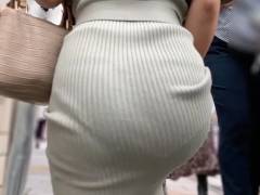 《ムニュッムニュッ！柔らかな肉尻とPラインが透けるセレブ美女》