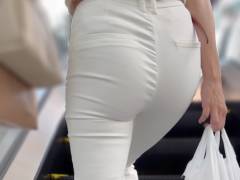 《知的OLの魅力的な白パンツ！ギュウギュウに詰め込まれる下半身》