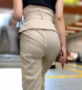 《縁レースパンティーを尻肉に思いっきり食い込ますセレブ美女》