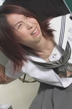 拘束されたJK。男たちに身体を弄られ、蝋燭を垂らされて泣き叫ぶ！1