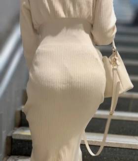 《ハイウエストで履く純白ニットスカート！お上品なセレブ美女》