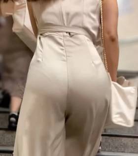 《えっ、何回触るの！？アンビリーバブルな洋服で出勤》