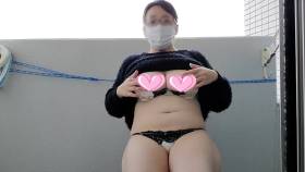 ベランダオナニーで興奮する人妻