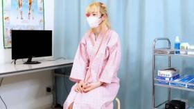 金髪色白美女の美巨乳乳首をおもちゃを使って弄り倒す。研修医も混ざり複数揉み